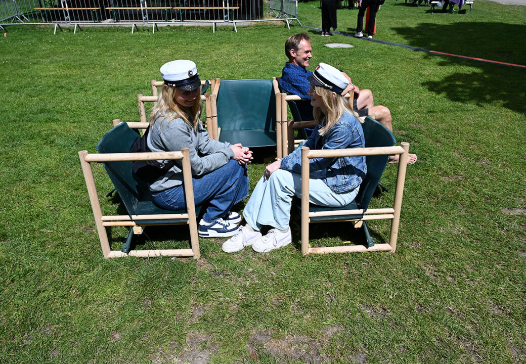 Elever og lærer fra Pulsen Gymnasium viser de møbler frem, som de har lavet til Roskilde Festival