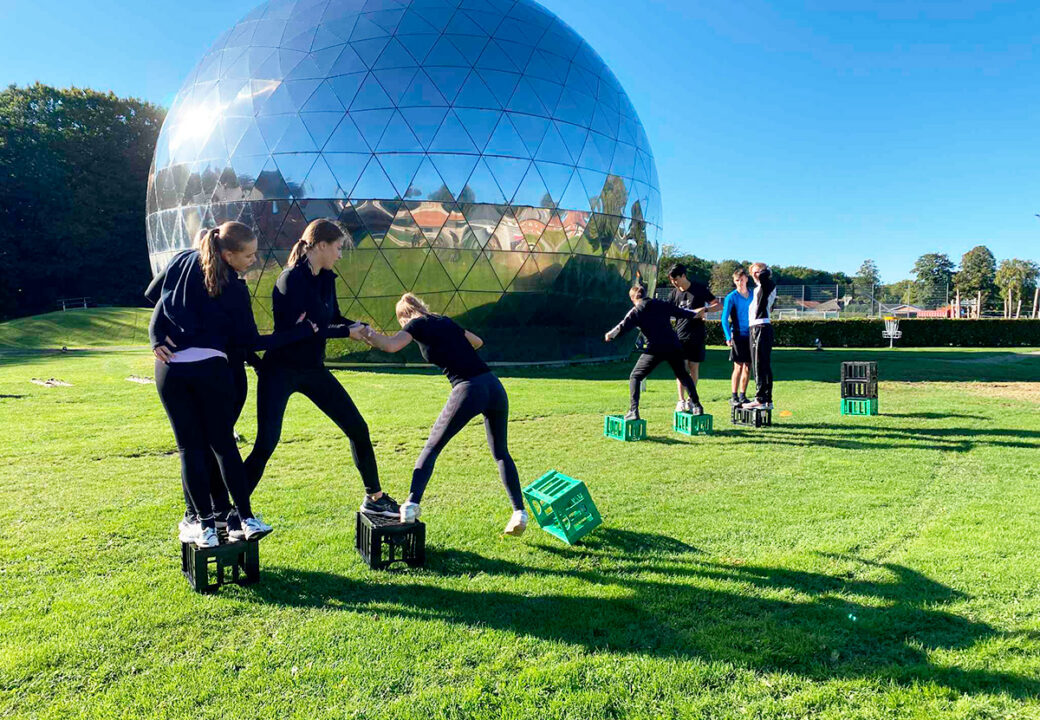 Elever går på mælkekasser på tur med studieretningen idræt på Pulsen Gymnasium