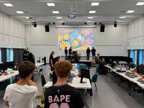 Elever gør klar til LAN-party i salen på Pulsen Gymnasium