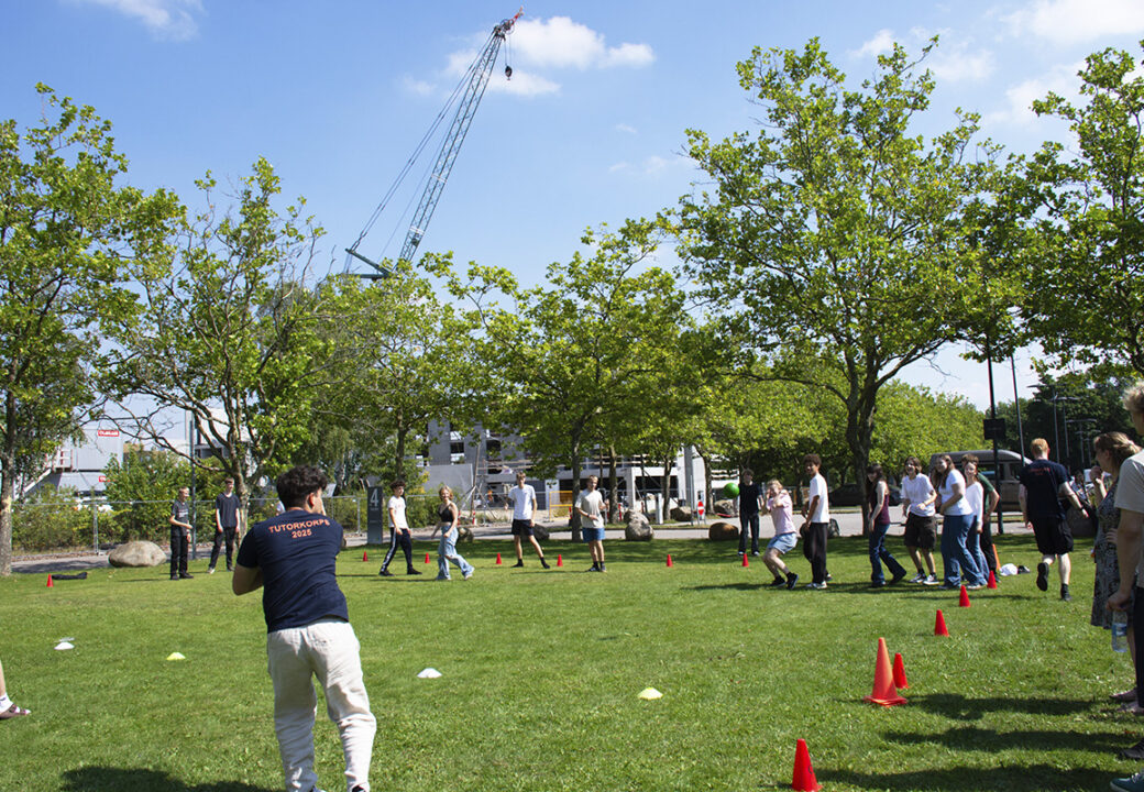 Elever fra grundforløbet spiller høvdingebold til årets Olympiade på Pulsen Gymnasium