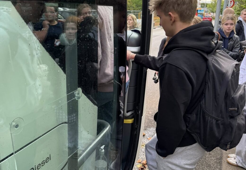 Elever på vej ind i en bus på vej på studietur